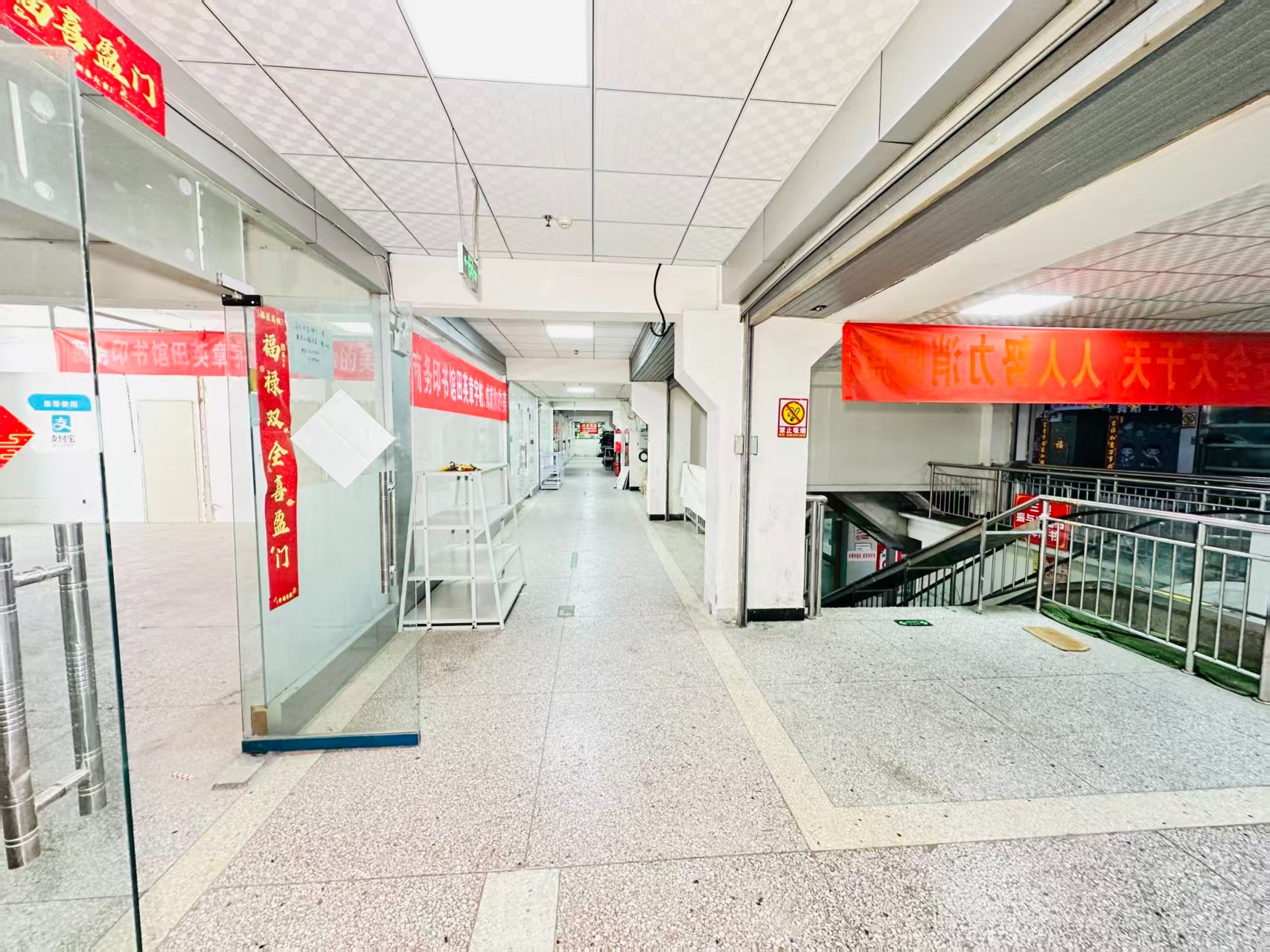广华寺路引入人工智能技术应用场景，推动AI与商业、零售、电商、企业服务等领域融合发展。